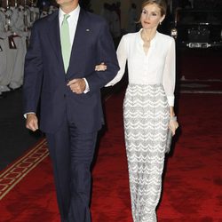 La Reina Letizia con una falda de apliques brillantes firmada por Hugo Boss