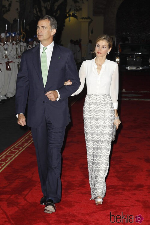 La Reina Letizia con una falda de apliques brillantes firmada por Hugo Boss