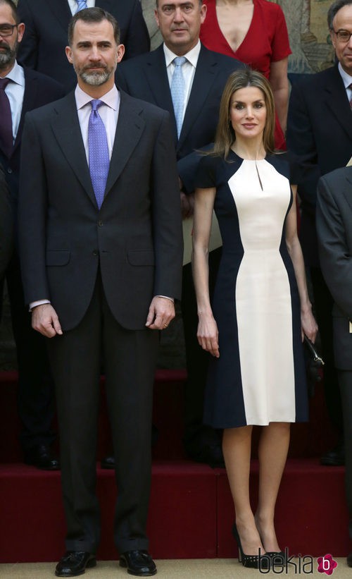 La Reina Letizia con un vestido de Carolina Herrera en la entrega de los Premios Nacionales de la Cultura 2015