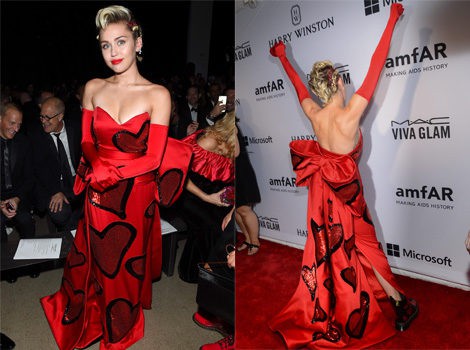 Miley Cyrus con un vestido rojo de corazón en la Gala amfAR Inspiration 2015 de Nueva York