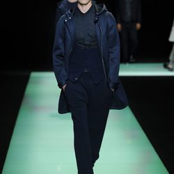 Conjunto azul marino de Emporio Armani en la Milan Fashion Week 2015