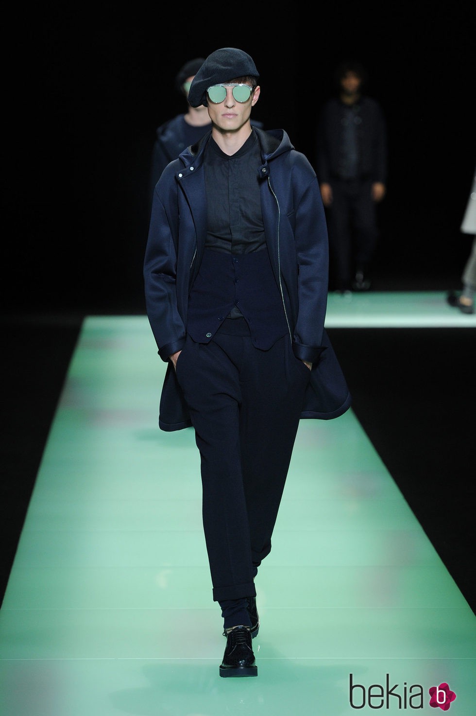 Conjunto azul marino de Emporio Armani en la Milan Fashion Week 2015