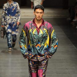 Pantalón y chaqueta con estampado oriental del Dolce & Gabban en la Milan Fashion Week 2015
