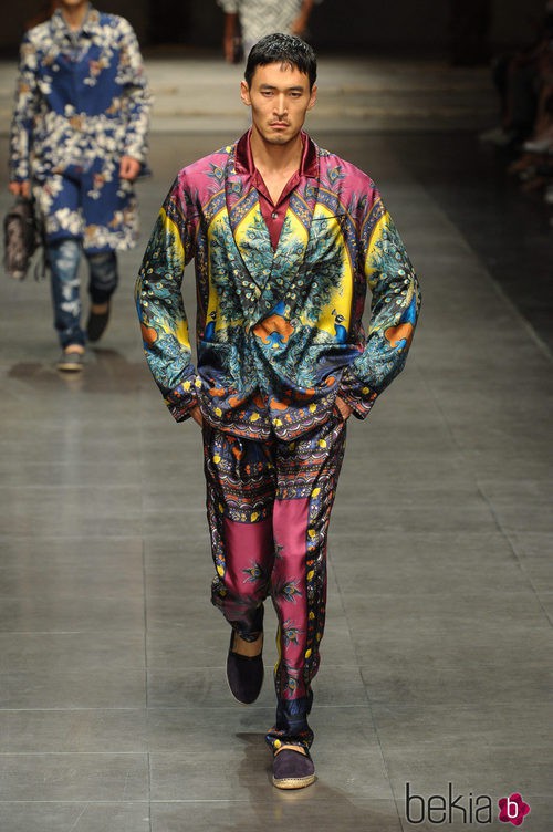 Pantalón y chaqueta con estampado oriental del Dolce & Gabban en la Milan Fashion Week 2015