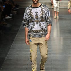 Camiseta y pantalón con estampado oriental del Dolce & Gabban en la Milan Fashion Week 2015