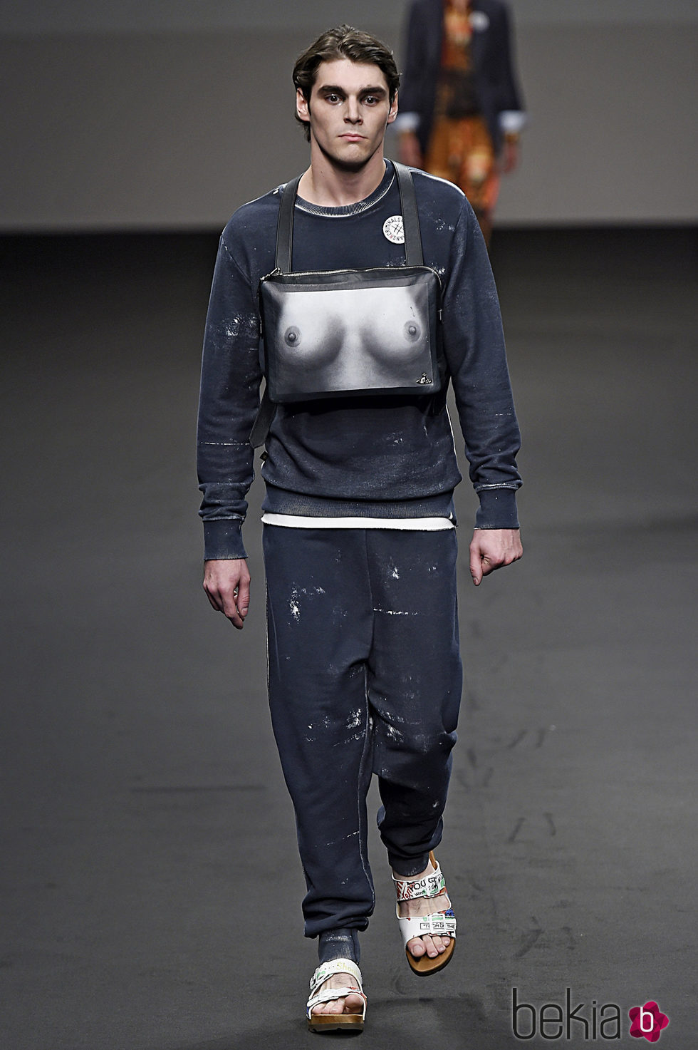 RJ Mitte desfilando para Vivienne Westwood en la pasarela Milan Fashion Week