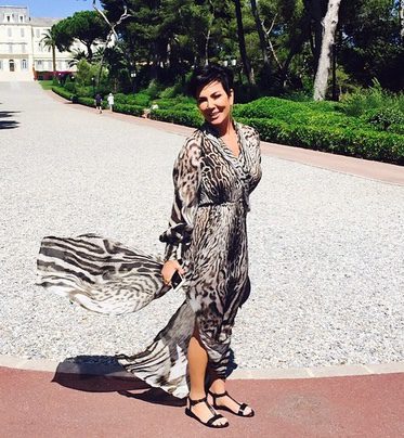 Kris Jenner en Cannes con un vestido animal print de Roberto Cavalli