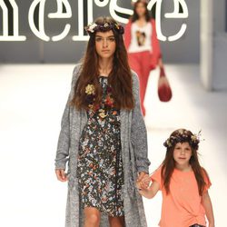 Lucía Rivera con un vestido floreado y un cárdigan largo de color gris de Yerse