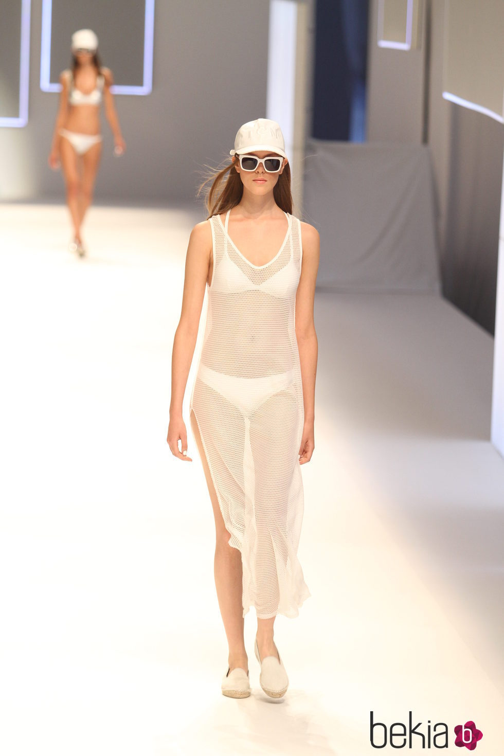 Vestido de rejilla con transparencias en color blanco de la colección primavera/verano 2015 de TCN
