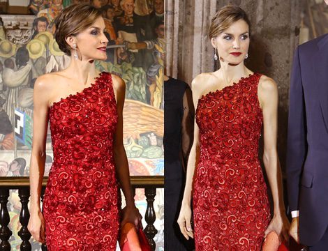 La Reina Letizia con un vestido asimétrico de guipur en tonos rojizos de Felipe Varela en su Viaje de Estado a México