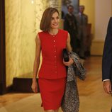 La Reina Letizia con blusa y falda en rojo de Nina Ricciy y salones negros de Prada en México