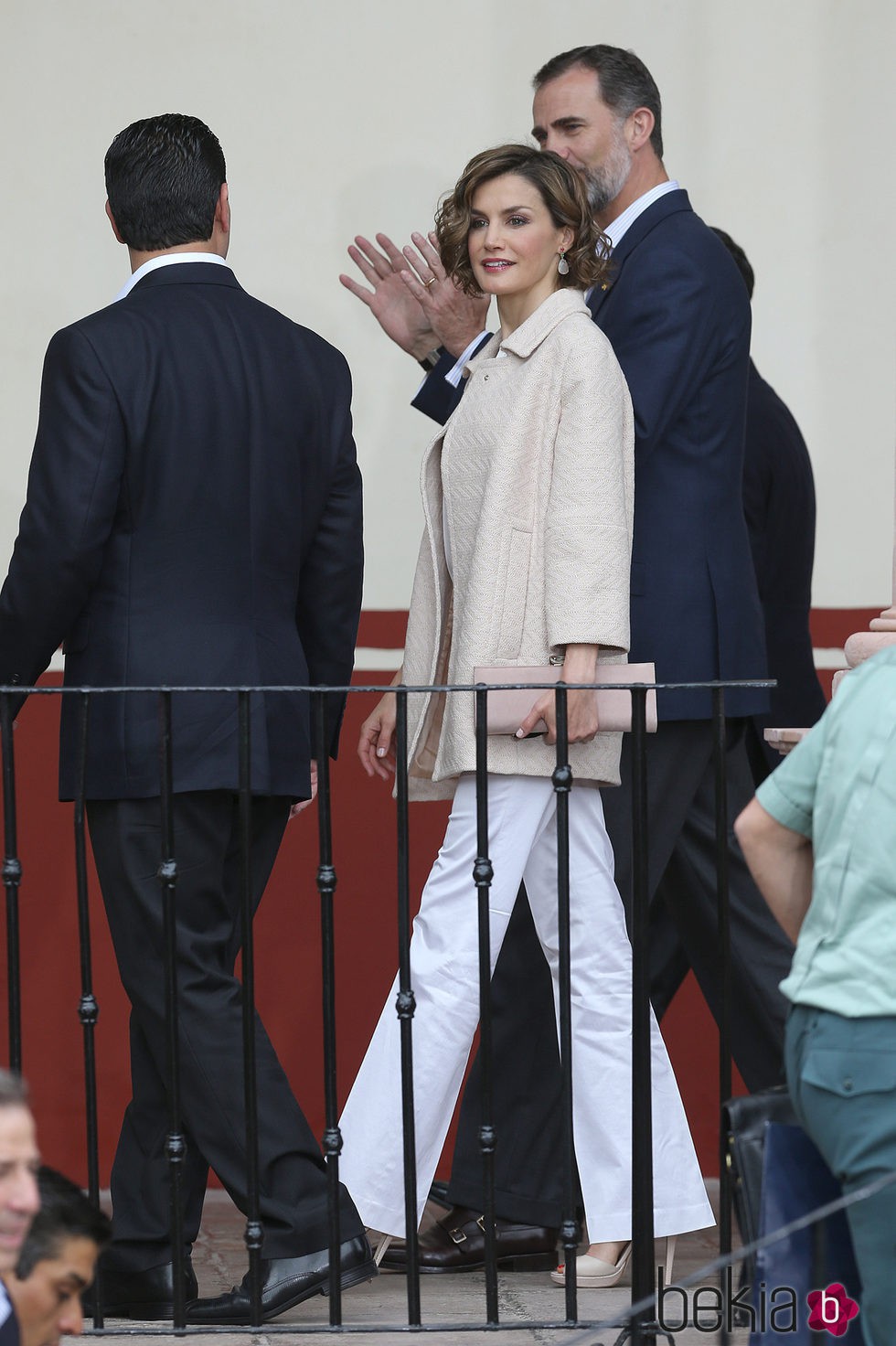 La Reina Letizia con un conjunto de blusa y pantalón de color blanco con un chaquetón rosa pálido en su Viaje de Estado a México