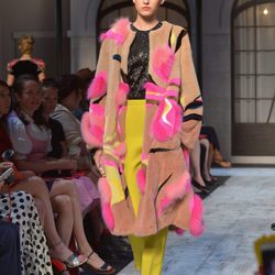 Colorido abrigo de la colección de Alta Costura otoño/invierno 2015/2016 de Schiaparelli