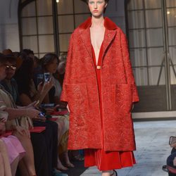 Abrigo rojo de la colección de Alta Costura otoño/invierno 2015/2016 de Schiaparelli