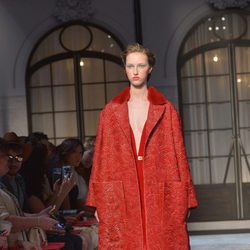 Abrigo rojo de la colección de Alta Costura otoño/invierno 2015/2016 de Schiaparelli