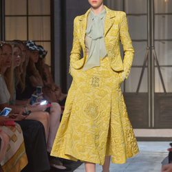 Conjunto en amarillo de la colección de Alta Costura otoño/invierno 2015/2016 de Schiaparelli