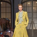 Conjunto en amarillo de la colección de Alta Costura otoño/invierno 2015/2016 de Schiaparelli