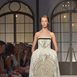 Vestido palabra de honor de la colección de Alta Costura otoño/invierno 2015/2016 de Schiaparelli