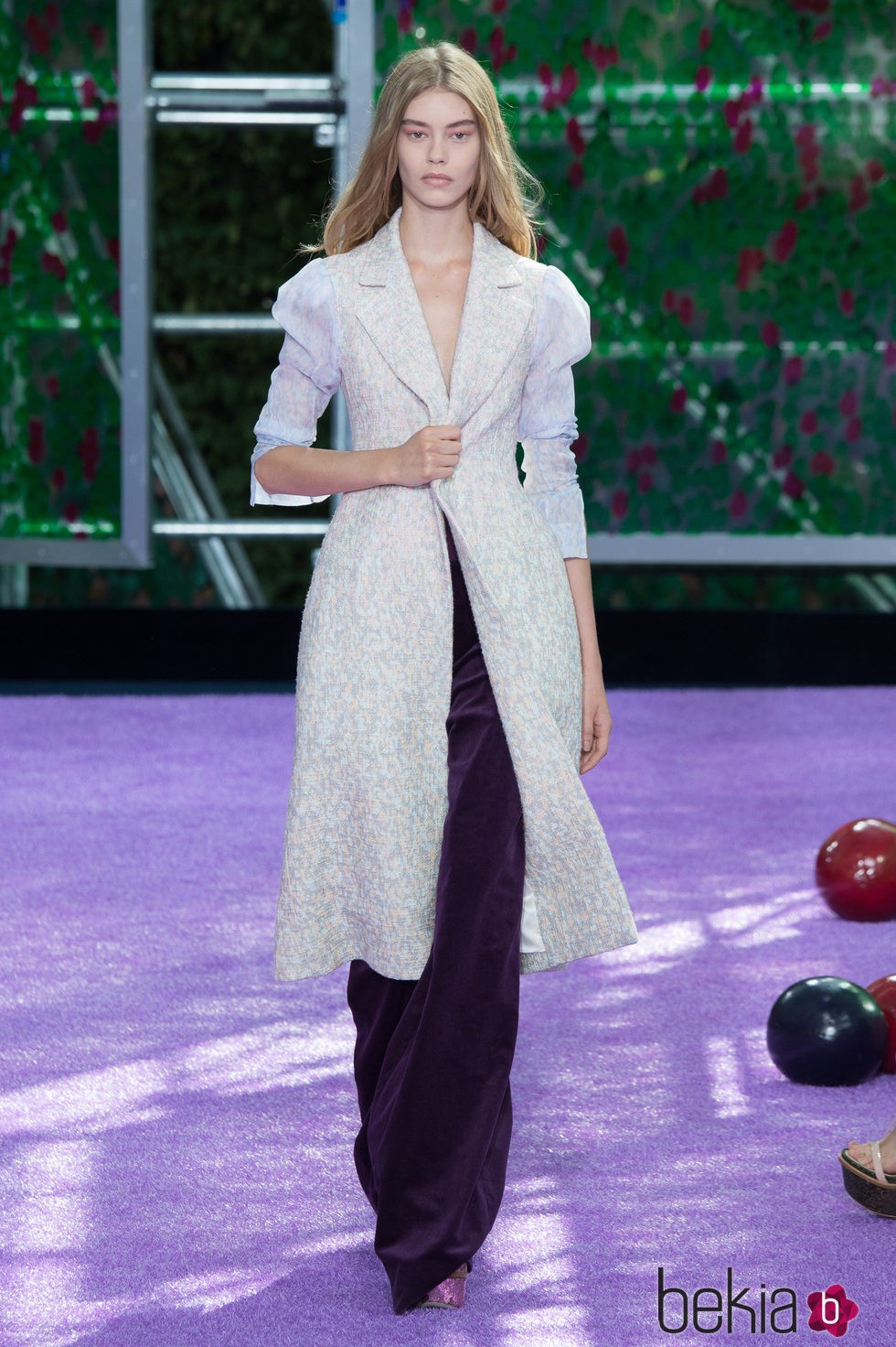 Abrigo largo blanco roto de la colección de Alta Costura otoño/invierno 2015/2016 de Dior