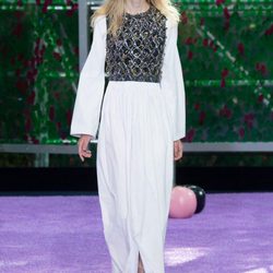 Vestido blanco con corpiño metalizado de la colección de Alta Costura otoño/invierno 2015/2016 de Dior