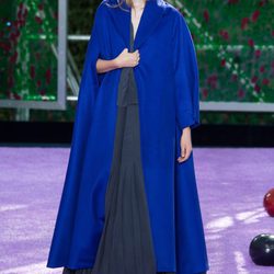 Abrigo azul cobalto de la colección de Alta Costura otoño/invierno 2015/2016 de Dior