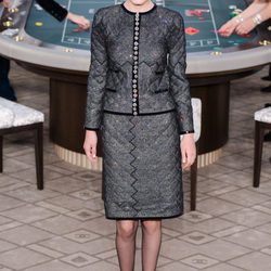 Traje de falda negro de la colección de Alta Costura otoño/invierno 2015/2016 de Chanel
