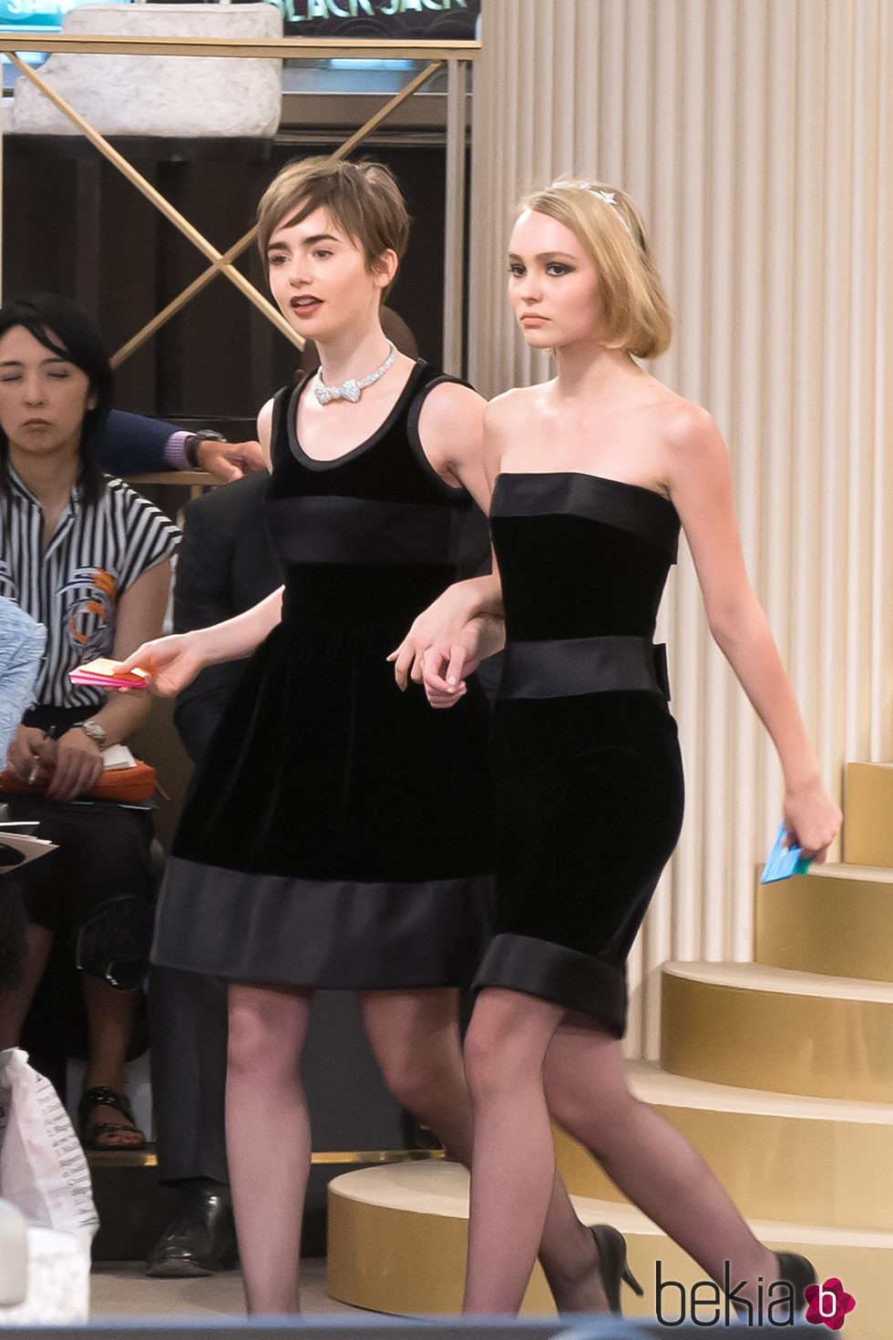 Lily Collins y Lily-Rose Depp en el desfile de la colección de Alta Costura otoño/invierno 2015/2016 de Chanel