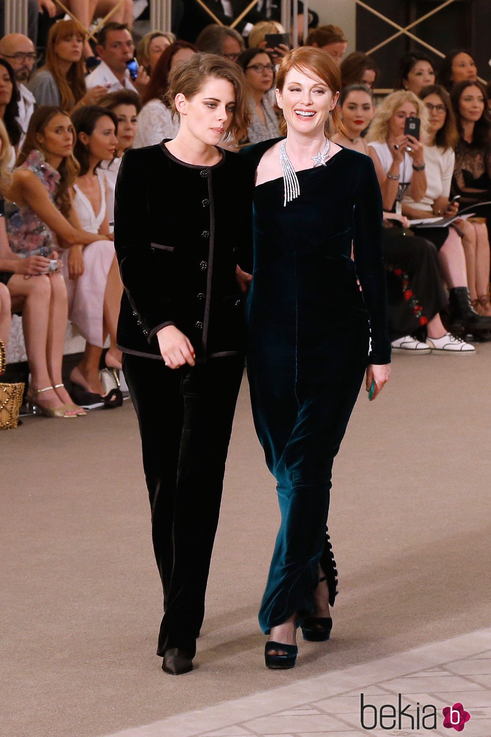 Kristen Stewart y Julianne Moore en el desfile de la colección de Alta Costura otoño/invierno 2015/2016 de Chanel