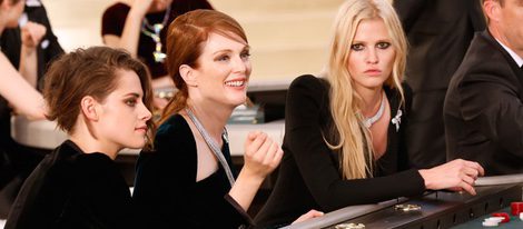 Kristen Stewart, Julianne Moore y Lara Stone en el desfile de la colección de Alta Costura otoño/invierno 2015/2016 de Chanel