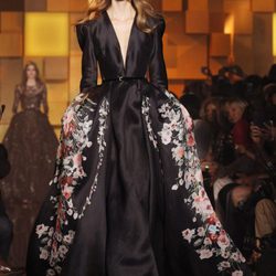 Vestido negro escotadísimo de la colección de Alta Costura otoño/invierno 2015/2016 de Elie Saab