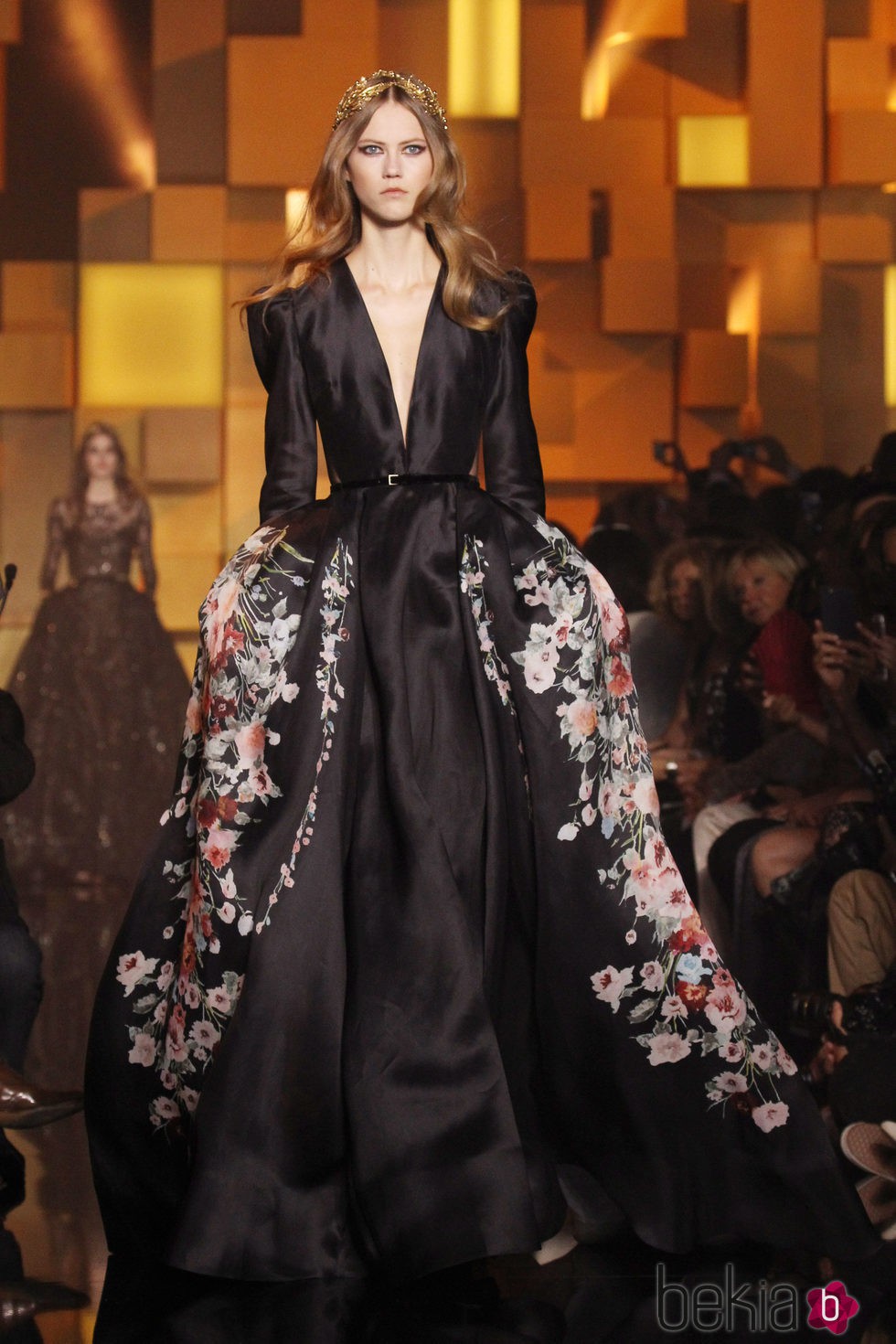 Vestido negro escotadísimo de la colección de Alta Costura otoño/invierno 2015/2016 de Elie Saab
