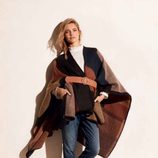 Natalia Vodianova con un abrigo capa de la colección otoño/invierno 2015/2016 de Etam