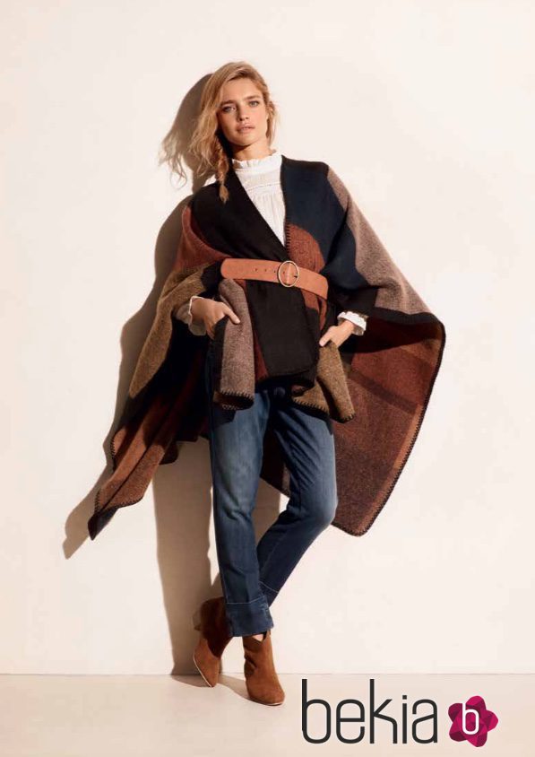 Natalia Vodianova con un abrigo capa de la colección otoño/invierno 2015/2016 de Etam