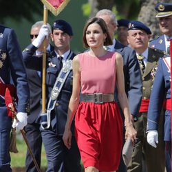 La Reina Letizia con un vestido en color block rojo y rosa