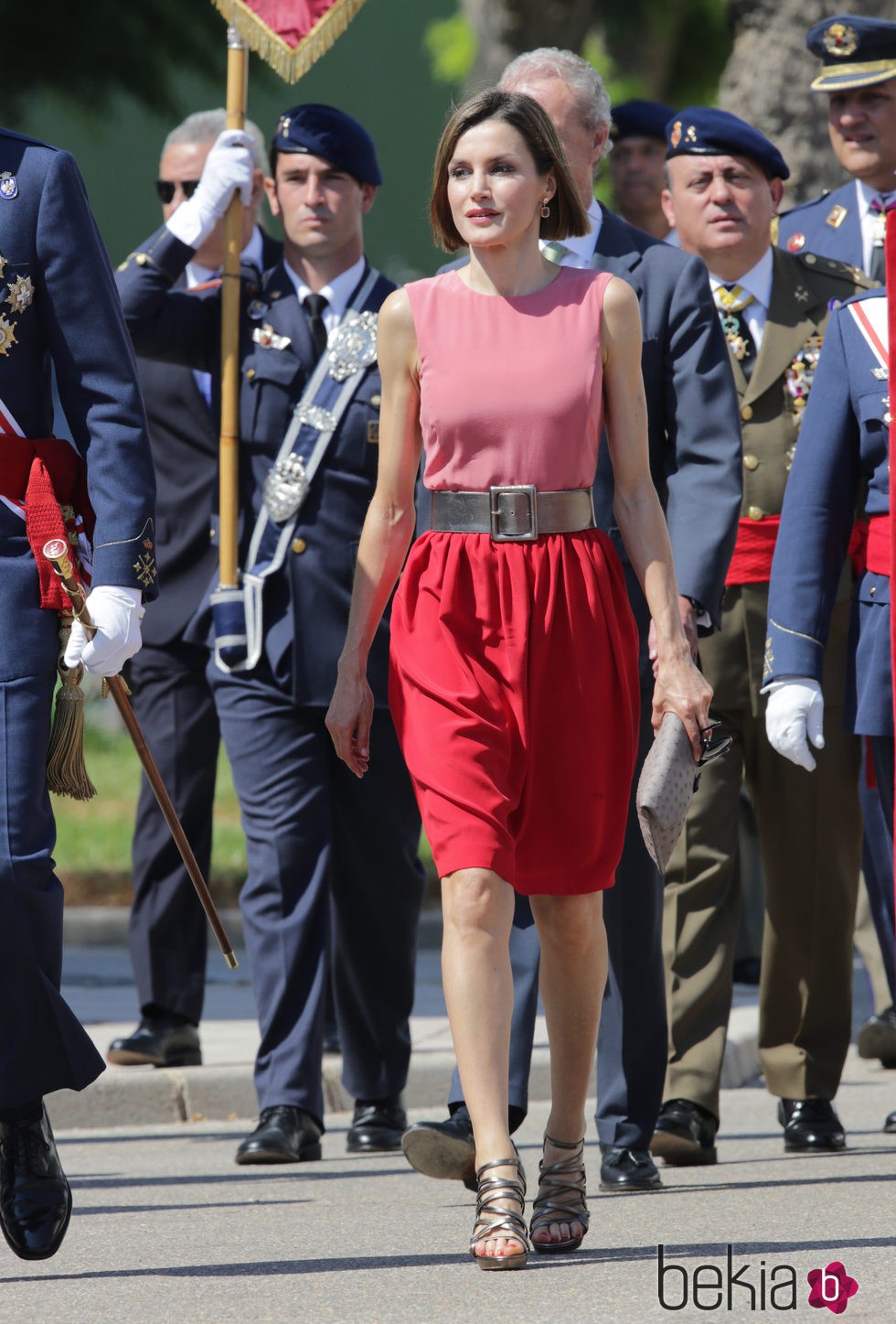 La Reina Letizia con un vestido en color block rojo y rosa