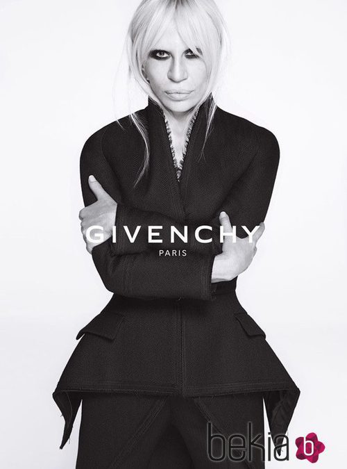 Donatella Versace posando para la campaña otoño/invierno 2015/2016 de Givenchy
