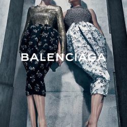 Lara Stone y Kate Moss con vestidos de la campaña otoño/invierno 2015/2016 de Balenciaga