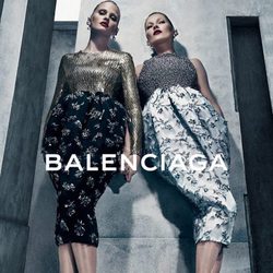 Lara Stone y Kate Moss con vestidos de la campaña otoño/invierno 2015/2016 de Balenciaga