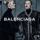 Lara Stone y Kate Moss con abrigos de la campaña otoño/invierno 2015/2016 de Balenciaga