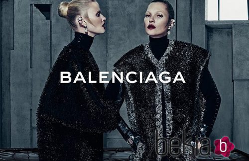 Lara Stone y Kate Moss con abrigos de la campaña otoño/invierno 2015/2016 de Balenciaga