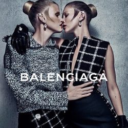Lara Stone y Kate Moss, pura seducción en la campaña otoño/invierno 2015/2016 de Balenciaga