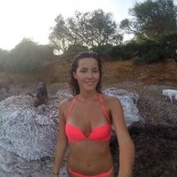 Malena Costa dándose un chapuzón en Mallorca con un bikini rosa flúor de Calzedonia