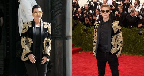 Kris Jenner con un chaqueta negra con detalles dorados en la Semana de la Moda de París