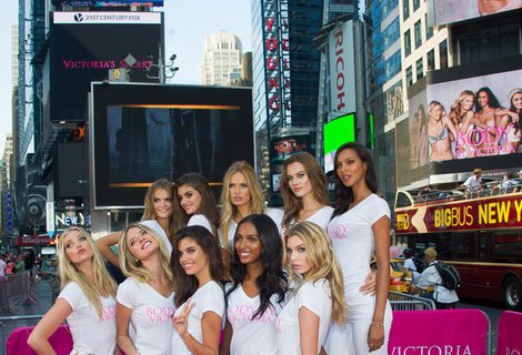 Los ángeles de VS se hacen con Time Square durante la presentación de la campaña 'Body'
