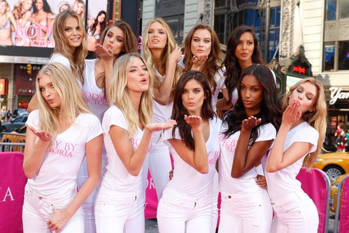 Los ángeles de Victoria's Secret lanzan seductores besos en un evento en Nueva York