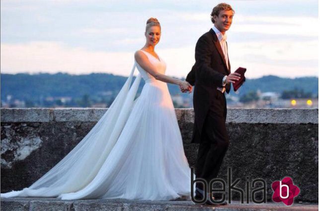 Beatrice Borromeo con un vestido de Armani celebrando su boda religiosa con Pierre Casiraghi