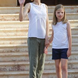 La Reina Letizia y la Infanta Sofía con la misma camiseta de Flamenco en Marivent