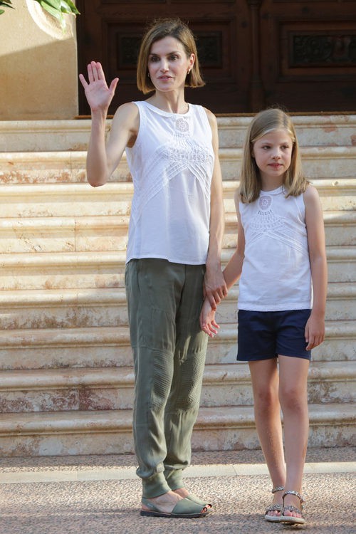 La Reina Letizia y la Infanta Sofía con la misma camiseta de Flamenco en Marivent