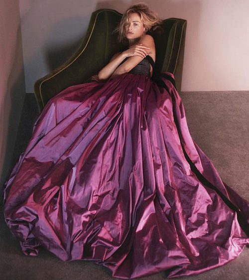 Carolyn Murphy con un vestido de la colección otoño/invierno 2015/2016 de Oscar de la Renta