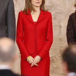 La Reina Letizia con un traje rojo de Felipe Varela